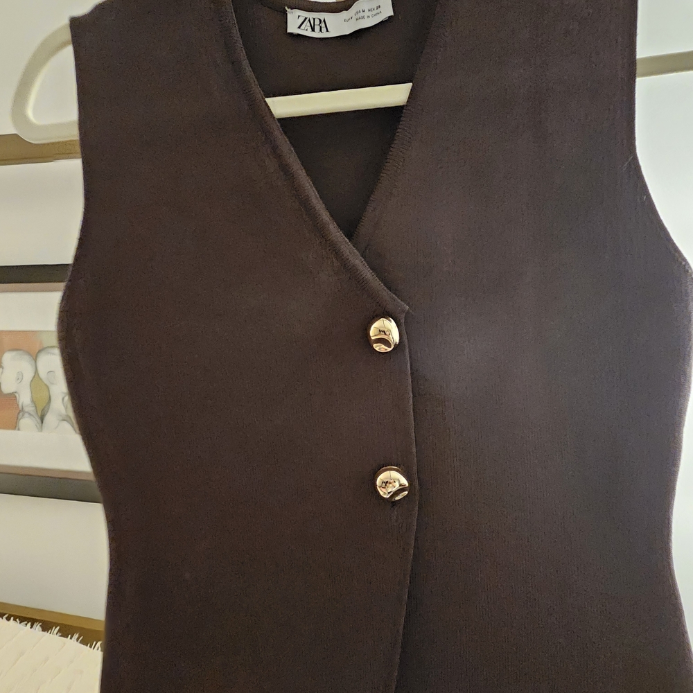 ✨ ZARA Basic Knit Gold Button Sleeveless Top – Size Medium ✨ - Picture 2 of 6